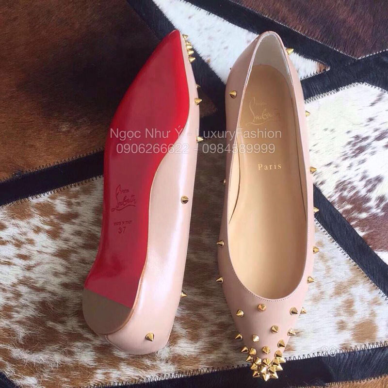 Giày bệt Louboutin đinh tán màu sữa