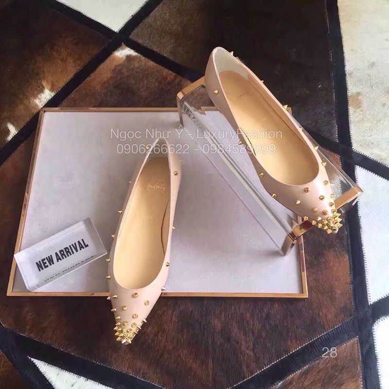 Giày bệt Louboutin đinh tán màu sữa