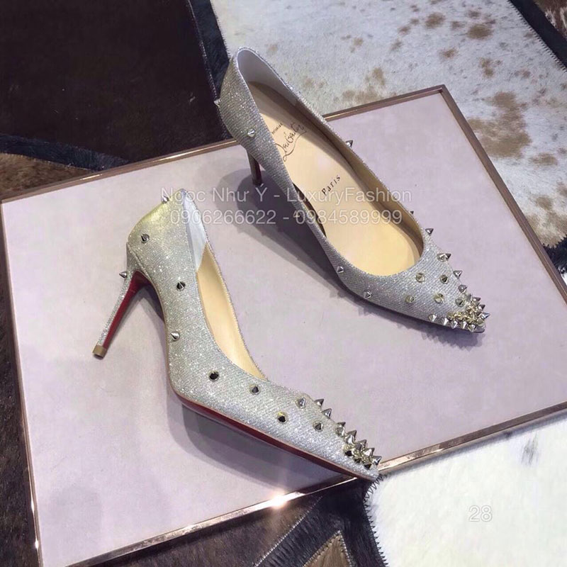 Giày cao gót Louboutin vải kim tuyến, đinh tán, màu xám bạc