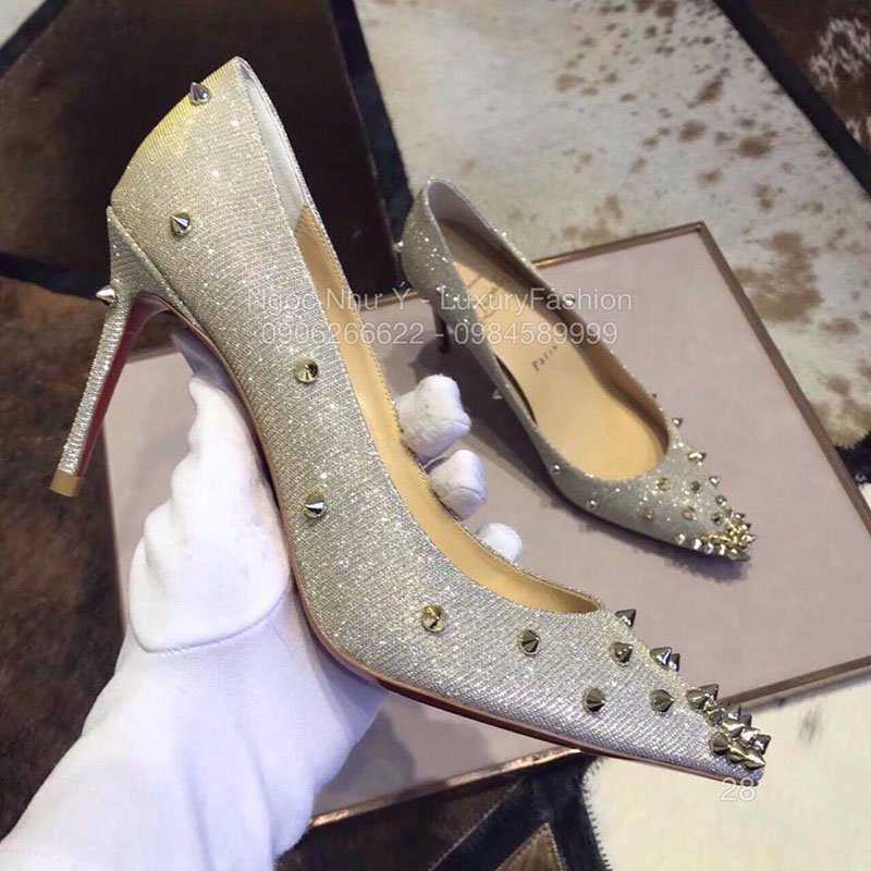 Giày cao gót Louboutin vải kim tuyến, đinh tán, màu xám bạc