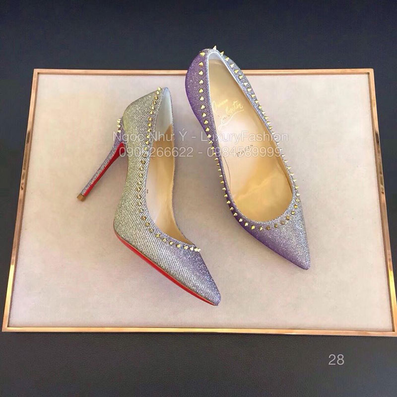 Giày cao gót Louboutin vải kim tuyến, màu ghi đính đinh tán