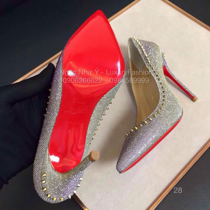 Giày cao gót Louboutin vải kim tuyến, màu ghi đính đinh tán