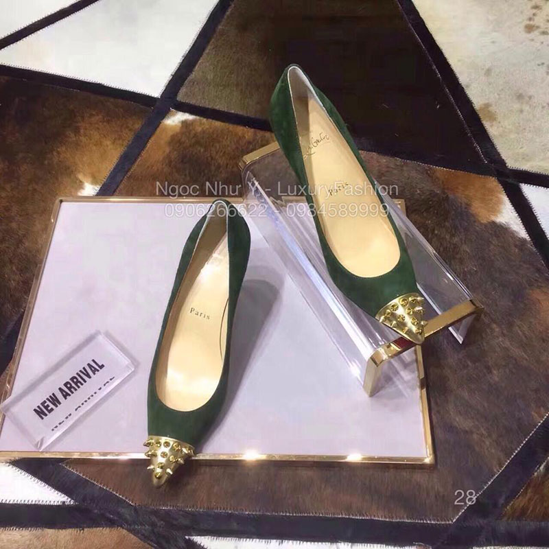 Giày cao gót Louboutin vải nhung xanh, đinh tán