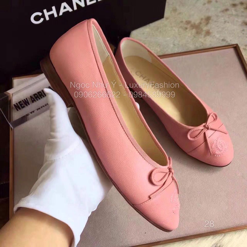Sandal Chanel da nhám thắt nơ màu hồng