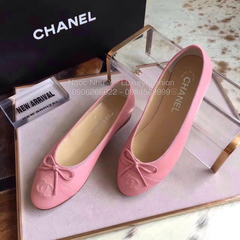 Sandal Chanel da nhám thắt nơ màu hồng