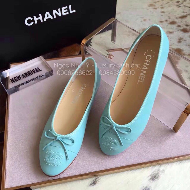 Sandal Chanel da nhám thắt nơ màu xanh da trời