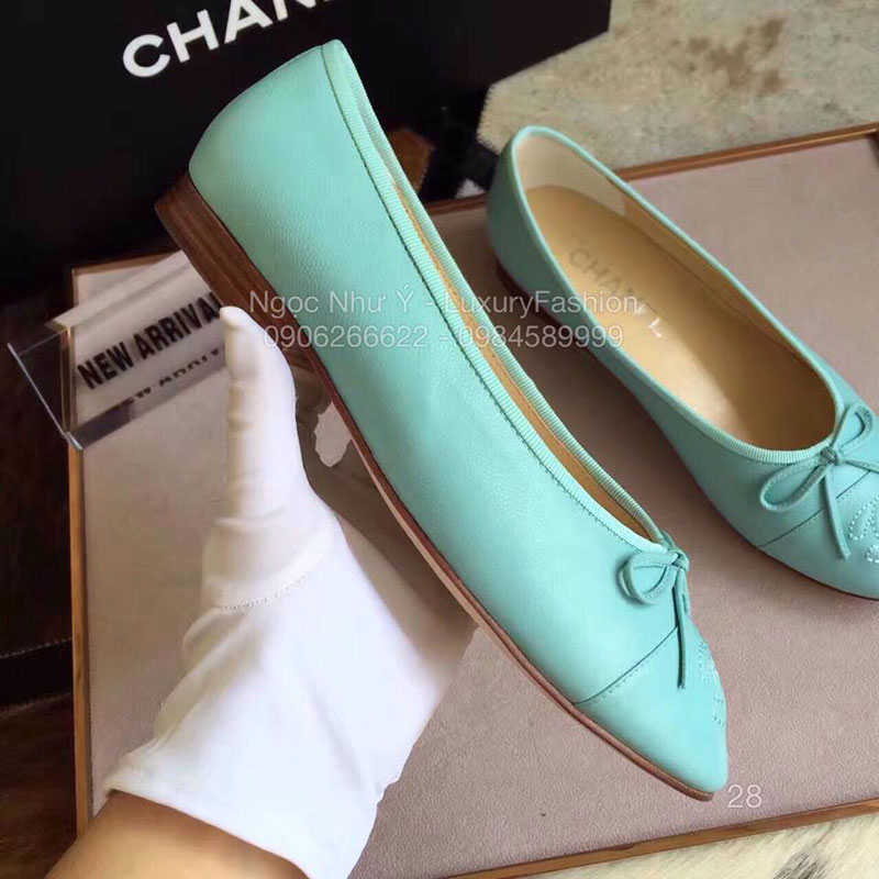 Sandal Chanel da nhám thắt nơ màu xanh da trời