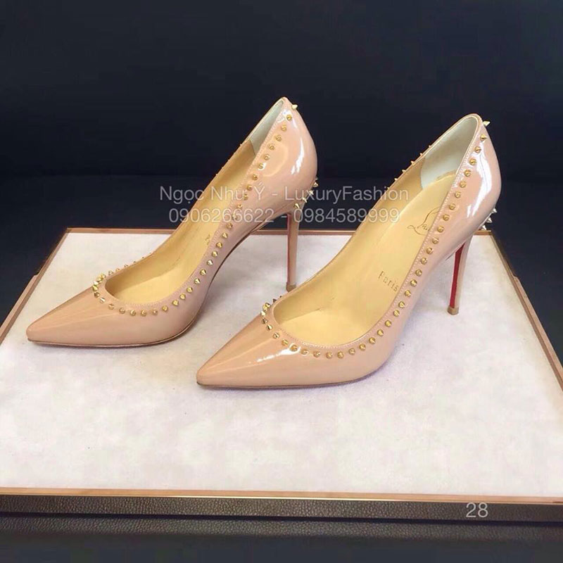 Sandal Louboutin cao gót da bóng màu sữa đinh tán