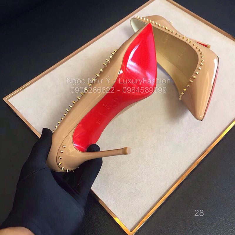 Sandal Louboutin cao gót da bóng màu sữa đinh tán