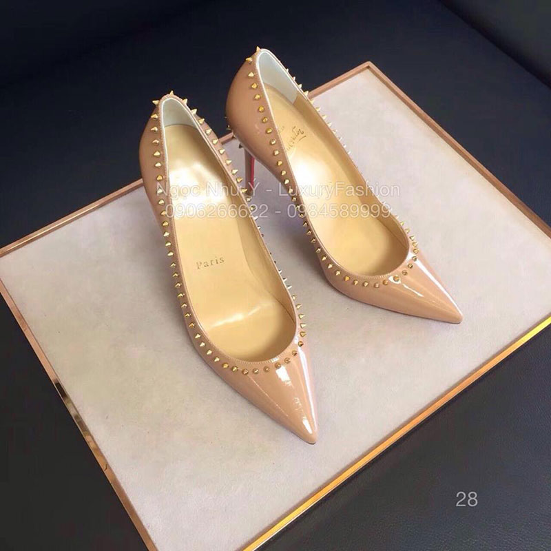 Sandal Louboutin cao gót da bóng màu sữa đinh tán
