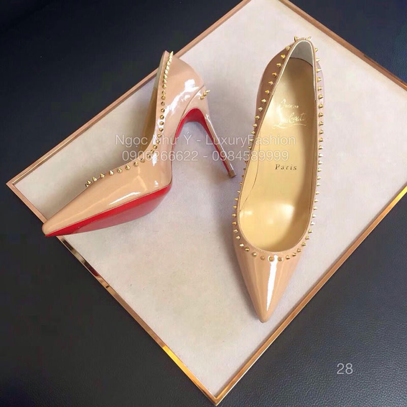 Sandal Louboutin cao gót da bóng màu sữa đinh tán