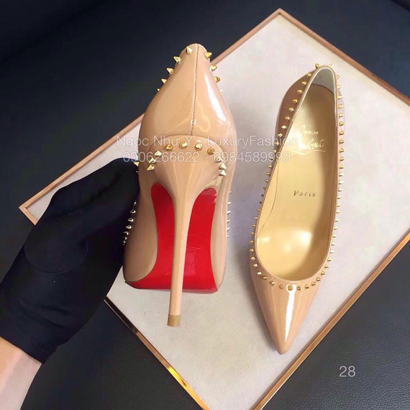 Sandal Louboutin cao gót da bóng màu sữa đinh tán