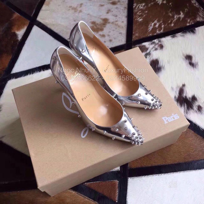 Sandal Louboutin cao gót da bóng màu bạc đinh tán