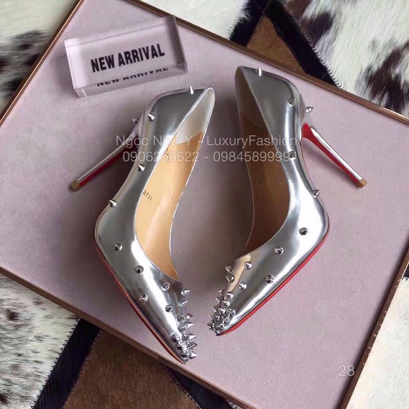 Sandal Louboutin cao gót da bóng màu bạc đinh tán