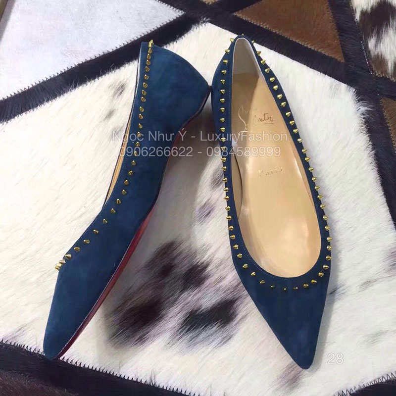 Sandal Louboutin da cừu lộn màu xanh coban đinh tán