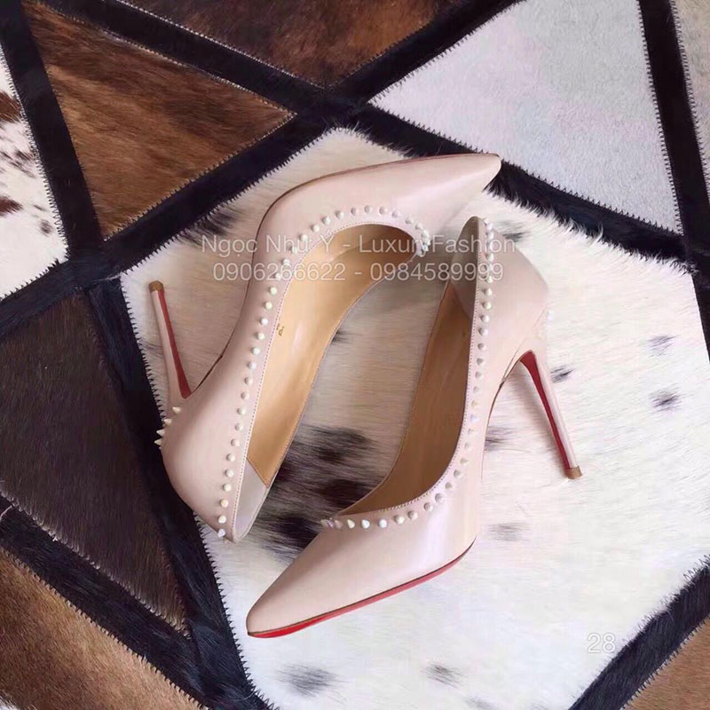 Giày cao gót Louboutin da nhám màu sữa đinh tán
