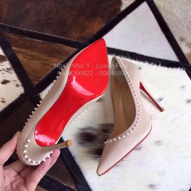 Giày cao gót Louboutin da nhám màu sữa đinh tán