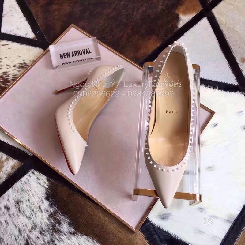 Giày cao gót Louboutin da nhám màu sữa đinh tán
