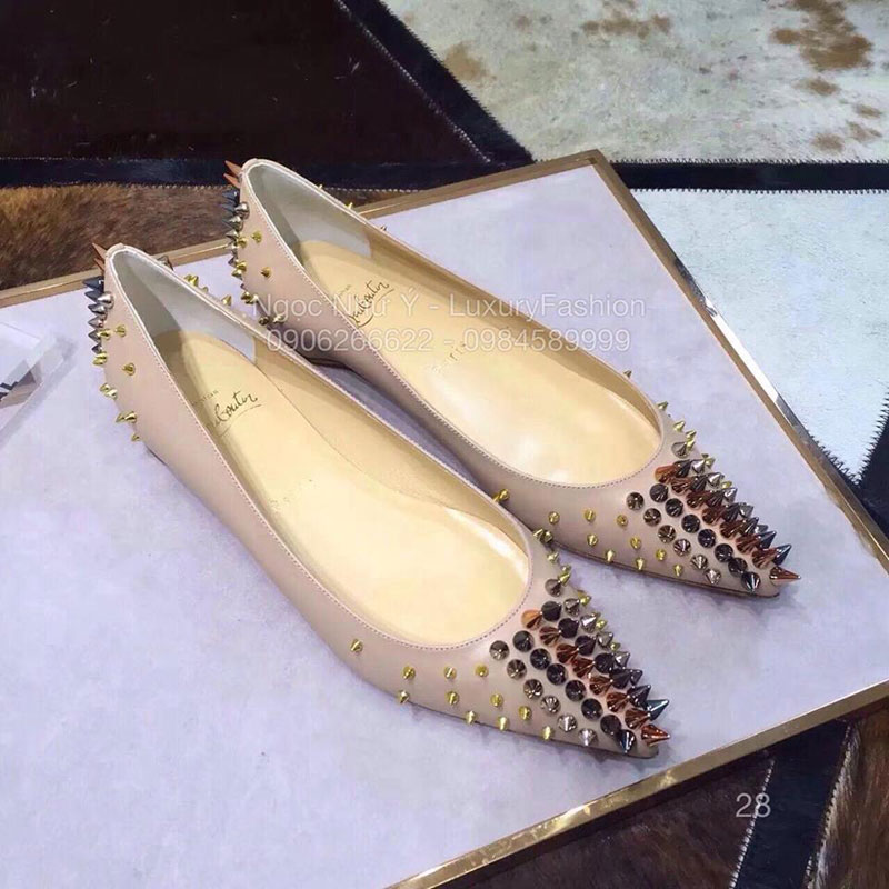 Giày bệt Louboutin da nhám màu sữa đinh tán