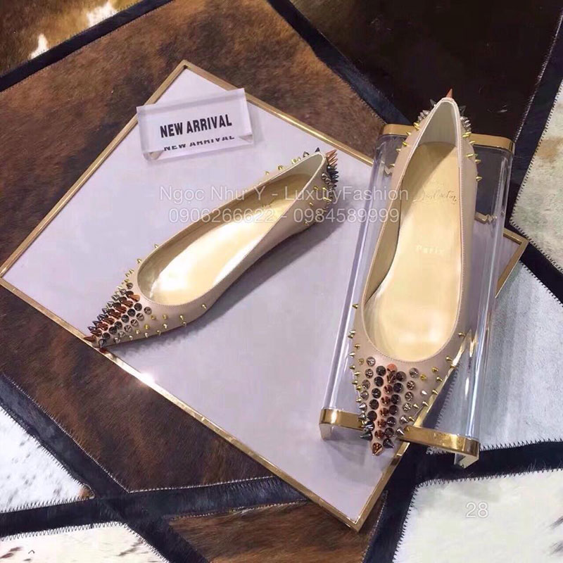 Giày bệt Louboutin da nhám màu sữa đinh tán