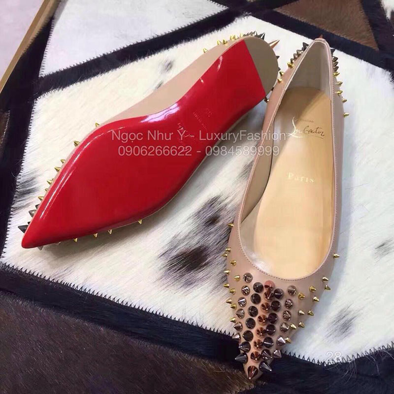 Giày bệt Louboutin da nhám màu sữa đinh tán